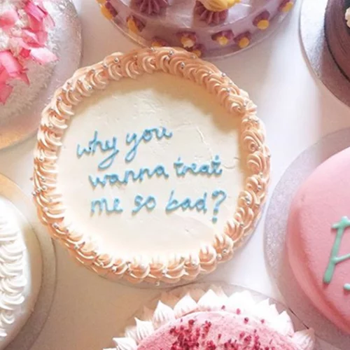 Οι vintage τούρτες με quotes είναι η νέα μας εμμονή