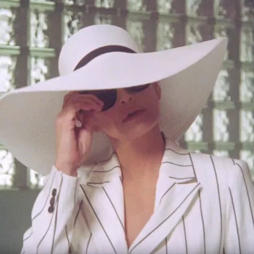 Η Cindy Crawford επιστρέφει στα '80ς μέσα από τη νέα καμπάνια του Reserved που πρωταγωνιστεί