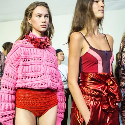 Ο απόλυτος χρωματικός συνδυασμός ρούχων για την Άνοιξη/Καλοκαίρι 2018