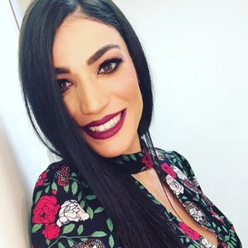 Ήβη Αδάμου | Ποζάρει χωρίς ίχνος μακιγιάζ και είναι πανέμορφη!