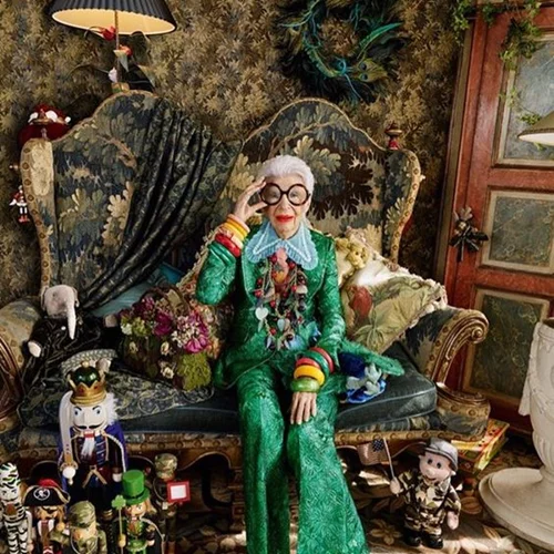 Iris Apfel | Μεταμορφώνεται σε... κούκλα Barbie!
