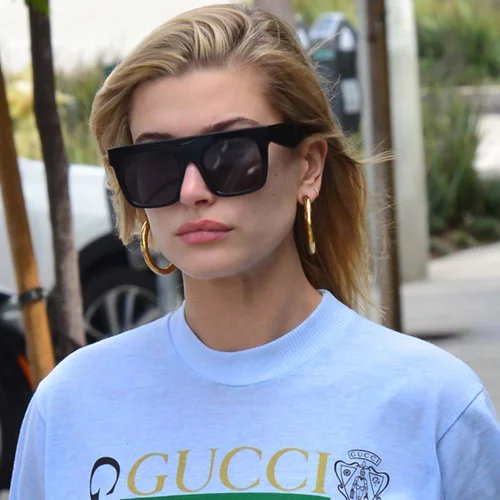 Κροπ τοπ με παντελόνι | Δες το outfit της Hailey Baldwin