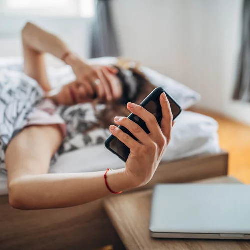 Κινητό δίπλα στο κρεβάτι | 5 λόγοι για να σταματήσεις αυτή τη συνήθεια