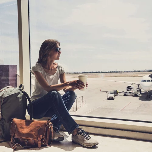 Πώς να χωρέσεις πολλά πράγματα σε μικρή βαλίτσα;  Αυτή η vlogger χωρά 100 items σε μία χειραποσκευή