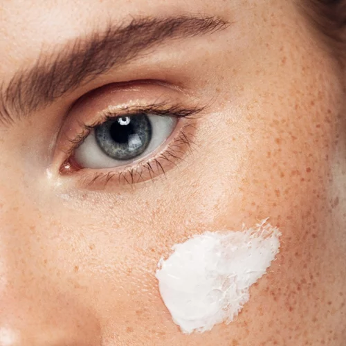 Η κρέμα ματιών που ενυδατώνει και καλύπτει τους μαύρους κύκλους! Επιτέλους, υπάρχει