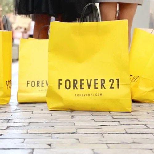 Έχουμε 3 στοιχεία, που αποκαλύπτουν ποιο hot brand έρχεται στη Forever 21!