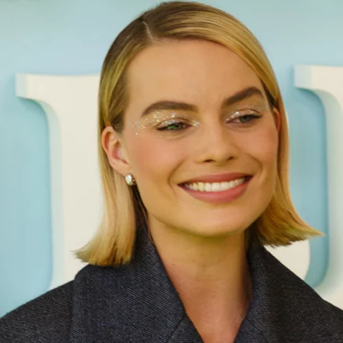 Margot Robbie | Το κοστούμι με φούστα στην πιο μοντέρνα εκδοχή του