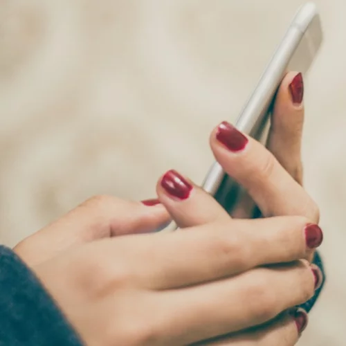 Να ψάξω το κινητό του; Μάθαμε τι λέει έρευνα γι'αυτό