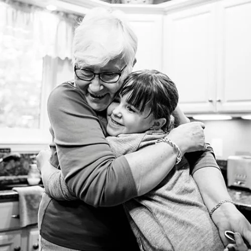 Τα παραμύθια είναι η «γλώσσα» που φέρνει κοντά τα παιδιά με τη γιαγιά και τον παππού