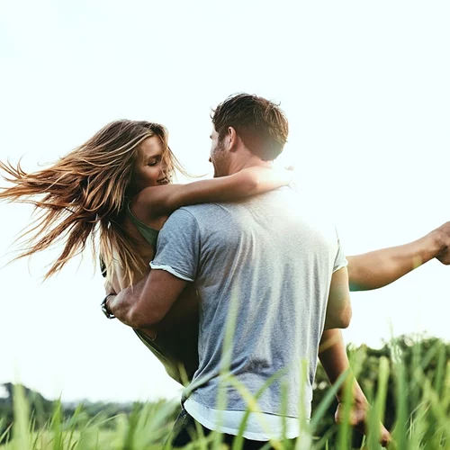 Γιατί η άνοιξη είναι η ιδανική εποχή για νέες σχέσεις