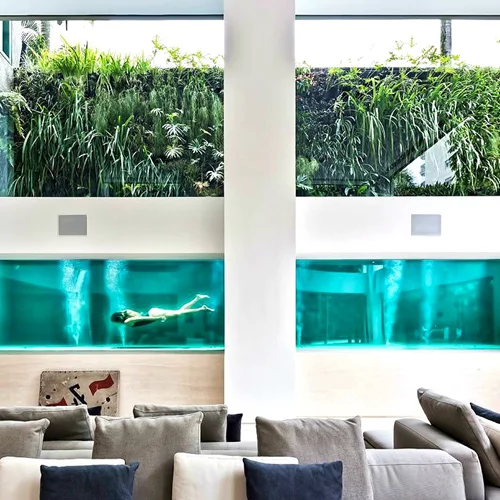 Καλά βλέπεις, αυτό το σπίτι έχει πισίνα στο καθιστικό