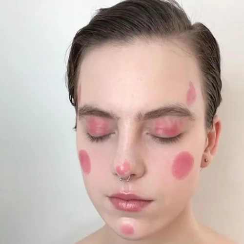 Οικονομική κρίση και στο μακιγιάζ: Κάνε το τέλειο φυσικό look με ένα μόνο προϊόν