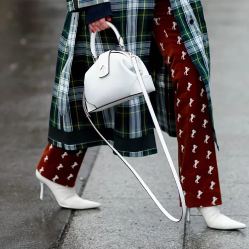 Τα λευκά παπούτσια παραμένουν δυναμικά στη μόδα - και μάλιστα τα φορούσαν σχεδόν όλες στην Εβδομάδα Μόδας!