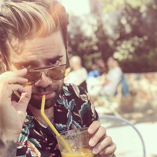 Θοδωρής Μαραντίνης | Ποζάρει ολόγυμνος στον κήπο του σπιτιού του