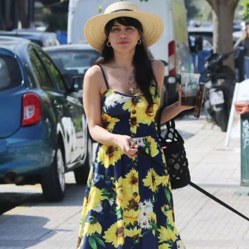 Κόνι Μεταξά | Με floral look στους δρόμους της Γλυφάδας