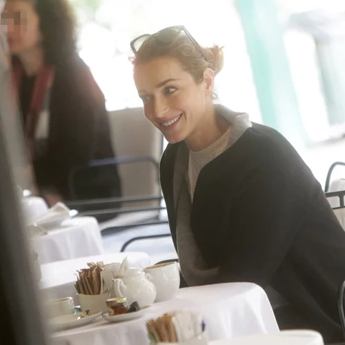 Η Κάτια Ζυγούλη χωρίς ίχνος μακιγιάζ σε χαλαρή βόλτα στο κέντρο της Αθήνας