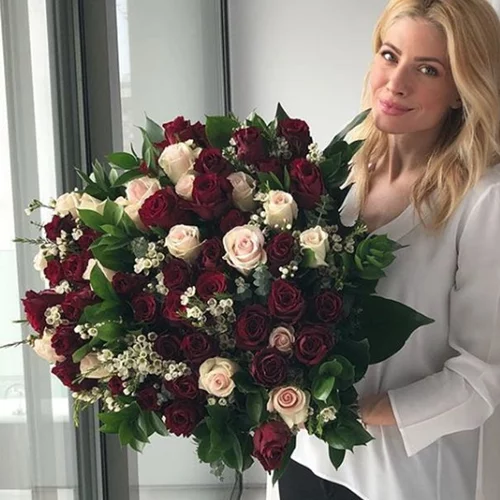 Ευαγγελία Αραβανή | Ποζάρει στο κρεβάτι και χωρίς μακιγιάζ