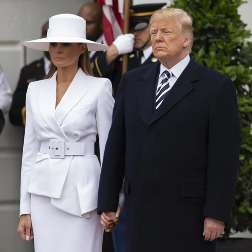 Ακόμα μια αμήχανη στιγμή για τη Melania Trump και τον Donald Trump!