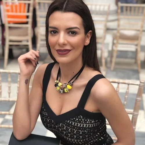 Νικολέττα Ράλλη | Ποζάρει με retro διάθεση και είναι πανέμορφη