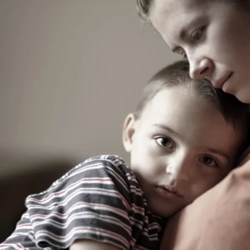 8 καταστάσεις που συνήθως μας προκαλούν θλίψη τις γιορτινές μέρες