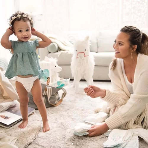 Chrissy Teigen | Τα δύο παιδιά της για πρώτη φορά μαζί!