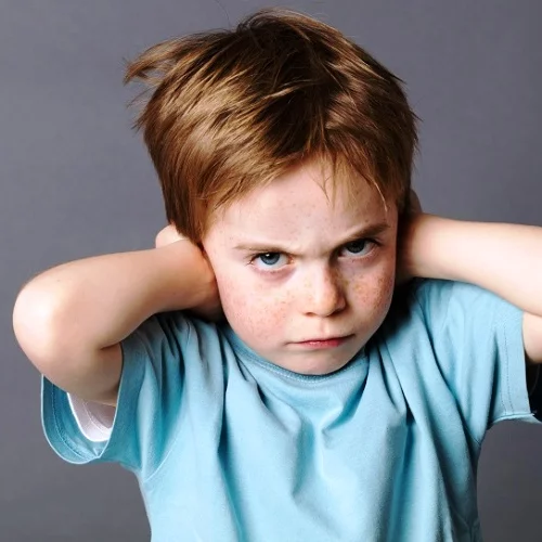 4 λόγοι που μπορεί να κρύβονται πίσω από την αρνητική συμπεριφορά ενός παιδιού