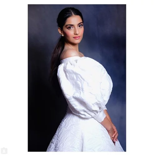 Μία star του Bollywood εμφανίστηκε στο κόκκινο χαλί με το πιο ιδιαίτερο φόρεμα Celia Kritharioti