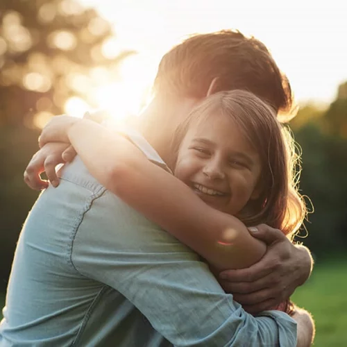 Γιατί η σφιχτοδεμένη ελληνική οικογένεια οδηγεί σε τόση ανωριμότητα;