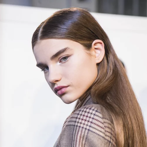 Αυτό το dry shampoo έχει 2000 άτομα αναμονή! Τι το τόσο ξεχωριστό έχει;