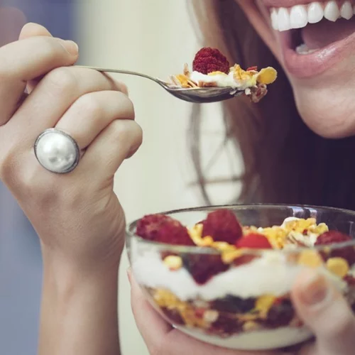 Η σωστή διατροφή στην εμμηνόπαυση | Οι 5 τροφές που αντιμετωπίζουν τα συμπτώματα και βοηθούν το μεταβολισμό