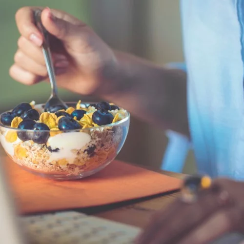 5 συνταγές για γρήγορο πρωινό με τη σωστή αναλογία πρωτεΐνης και υδατάνθρακα