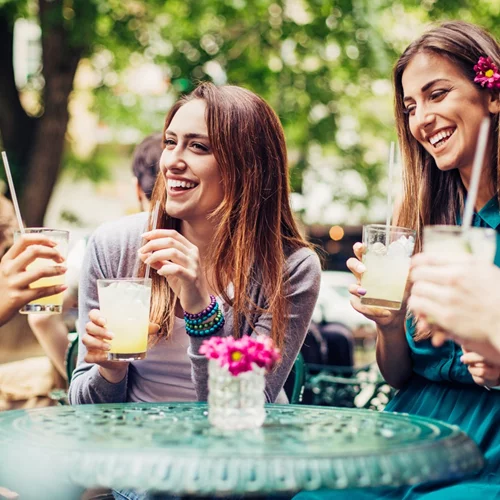 4 δροσερά cocktails για να φτιάξεις την φετινή Άνοιξη