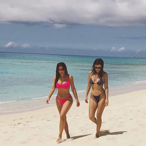 Kourtney & Kim Kardashian | Φωτογραφίζονται με sexy μαγιό στην Καραϊβική
