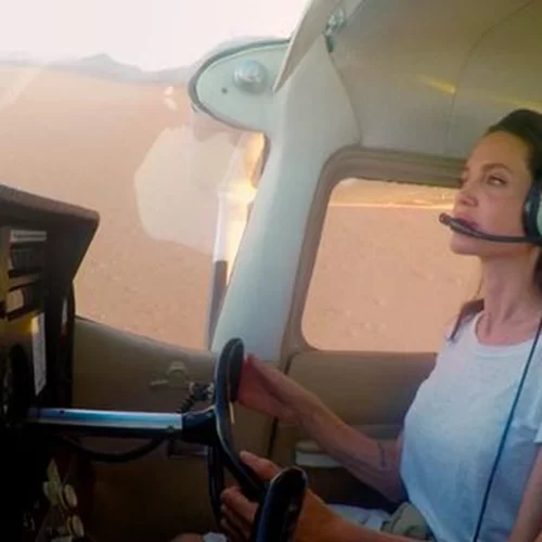 Angelina Jolie | Ήξερες ότι έχει δίπλωμα για να πετάει αεροπλάνο;!