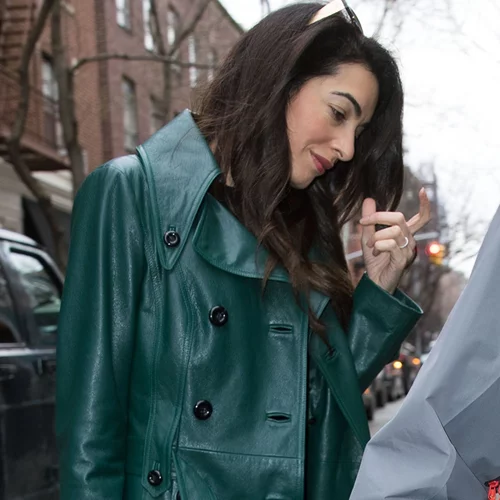 Amal Clooney | Σου δείχνει πώς να βάλεις την πολύχρωμη καπαρντίνα