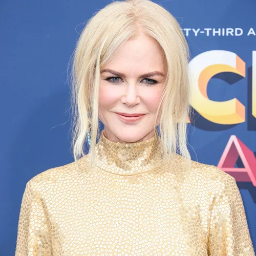 Nicole Kidman | Με αποκαλυπτική χρυσή τουαλέτα!