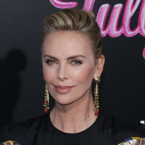 Αυτό το λαμπερό makeup look της Charlize Theron είναι τόσο εύκολο που μπορείς να το αντιγράψεις αμέσως