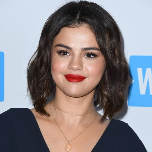 H Selena Gomez ξύρισε τα μαλλιά της. Repeat! H Selena Gomez ξύρισε...