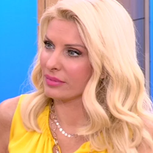 Ελένη Μενεγάκη: Φωτογραφίζει τις κόρες της στην Άνδρο!