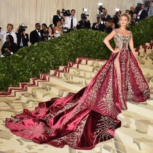 Met 2018: Το φόρεμα της Blake Lively ήταν τόσο μακρύ, που χρειάστηκε λεωφορείο για να φτάσει