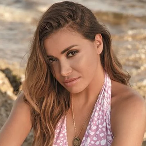 Όλγα Φαρμάκη | Η ιστορία πίσω απο την άσπρη τούφα στα μαλλιά της