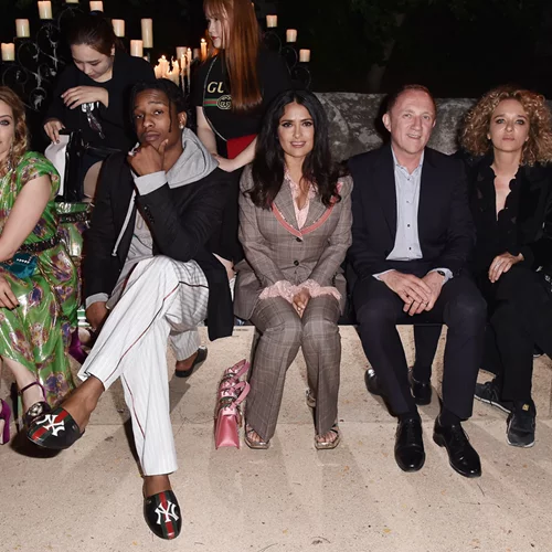 Salma Hayek | Φοράει το κοστούμι όπως δεν το έχεις ξαναδεί στο show Gucci Cruise 2019