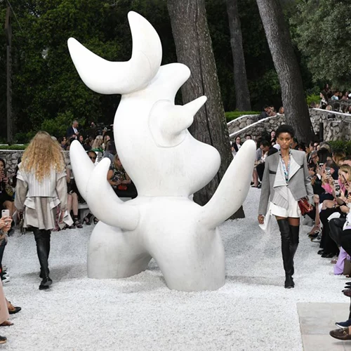 Ο οίκος Louis Vuitton προσέλαβε... σαμάνο για να διώξει την βροχή!