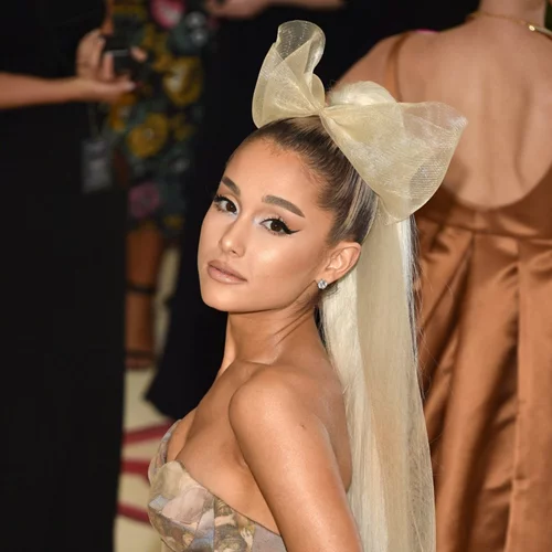 Η Ariana Grande έκανε την πρώτη της εμφάνιση στο Met Gala και ήταν υπέροχη