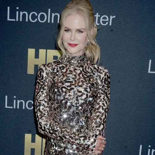 Nicole Kidman | Βγάζει selfie με χρυσή τουαλέτα στο ασανσέρ!