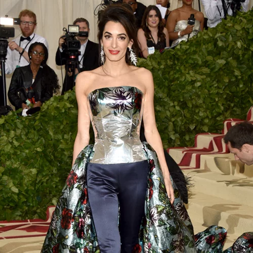 To κρυφό μήνυμα πίσω από την εμφάνιση της Amal Clooney στο φετινό Met Gala