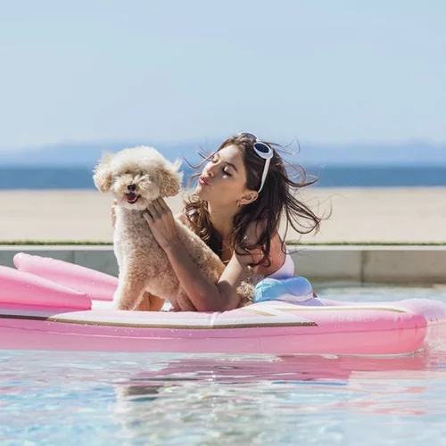 Αυτό το καλοκαίρι ο σκύλος σου θα έχει το δικό του φουσκωτό στρώμα