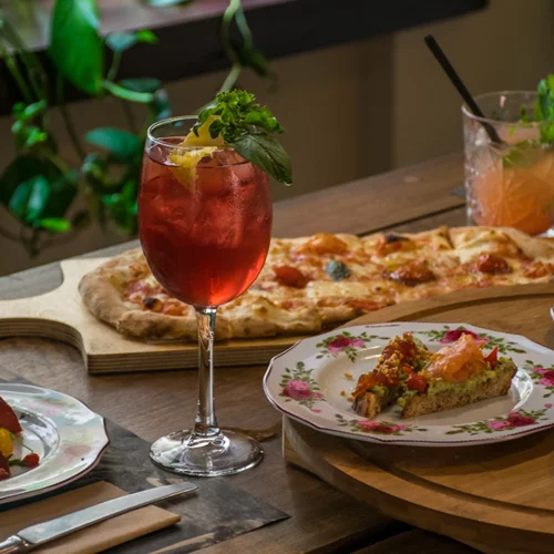 Κολωνάκι πρωί-βράδυ: Queen Bee και Frankie