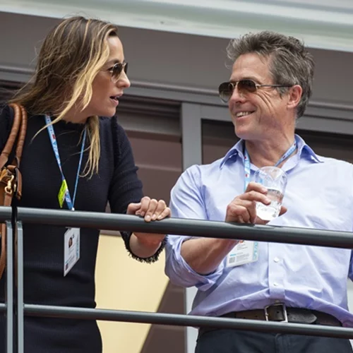 Hugh Grant Η πρώτη εμφάνιση μετά το γάμο του!