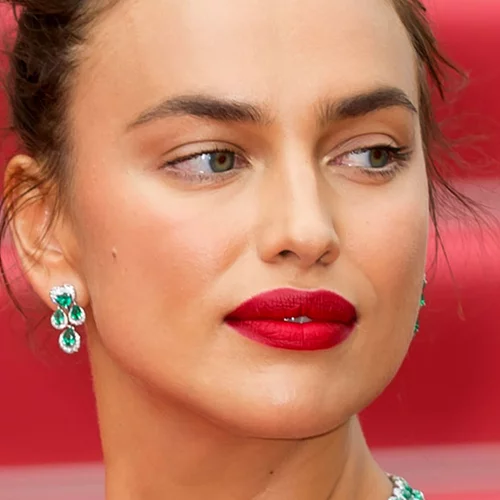Irina Shayk | To παριζιάνικο look της που μας εξέπληξε ευχάριστα